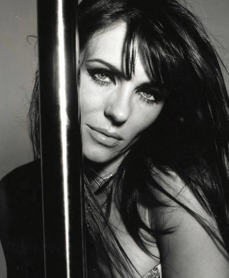15P Elizabeth Hurley nipple slip and big boobs