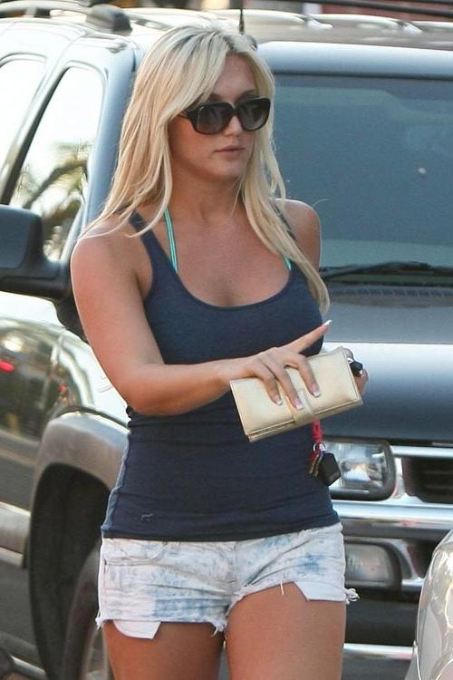 15P Brooke Hogan showing creamy cleavage and nice ass
