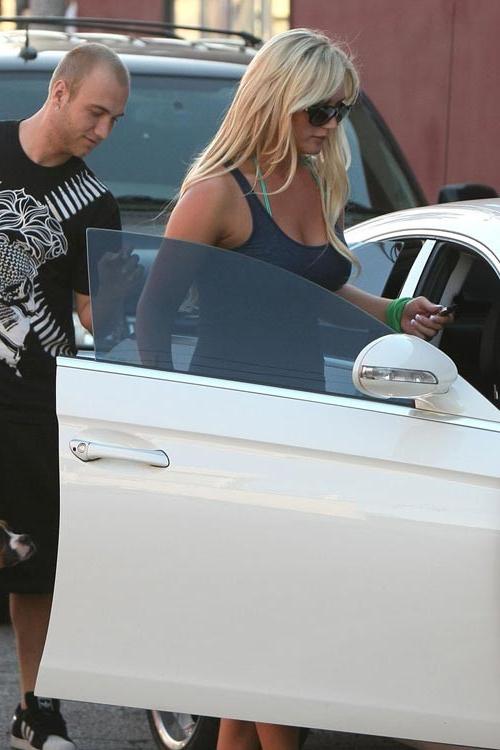 15P Brooke Hogan showing creamy cleavage and nice ass