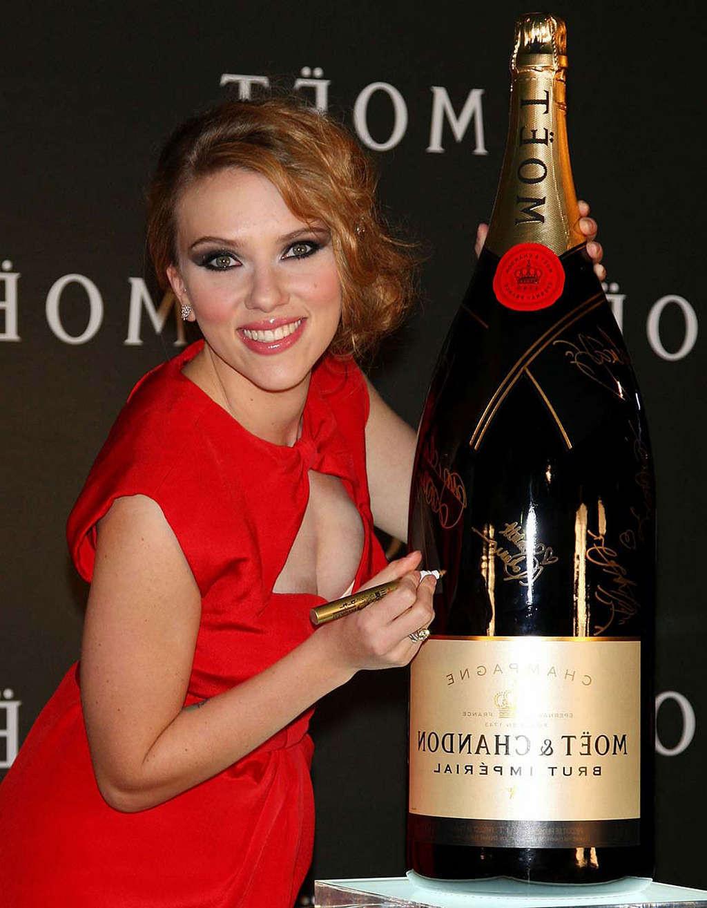10P Scarlett Johansson cleavage