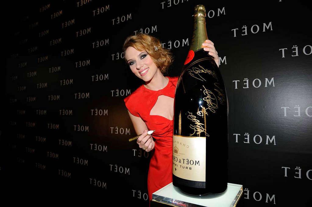 10P Scarlett Johansson cleavage