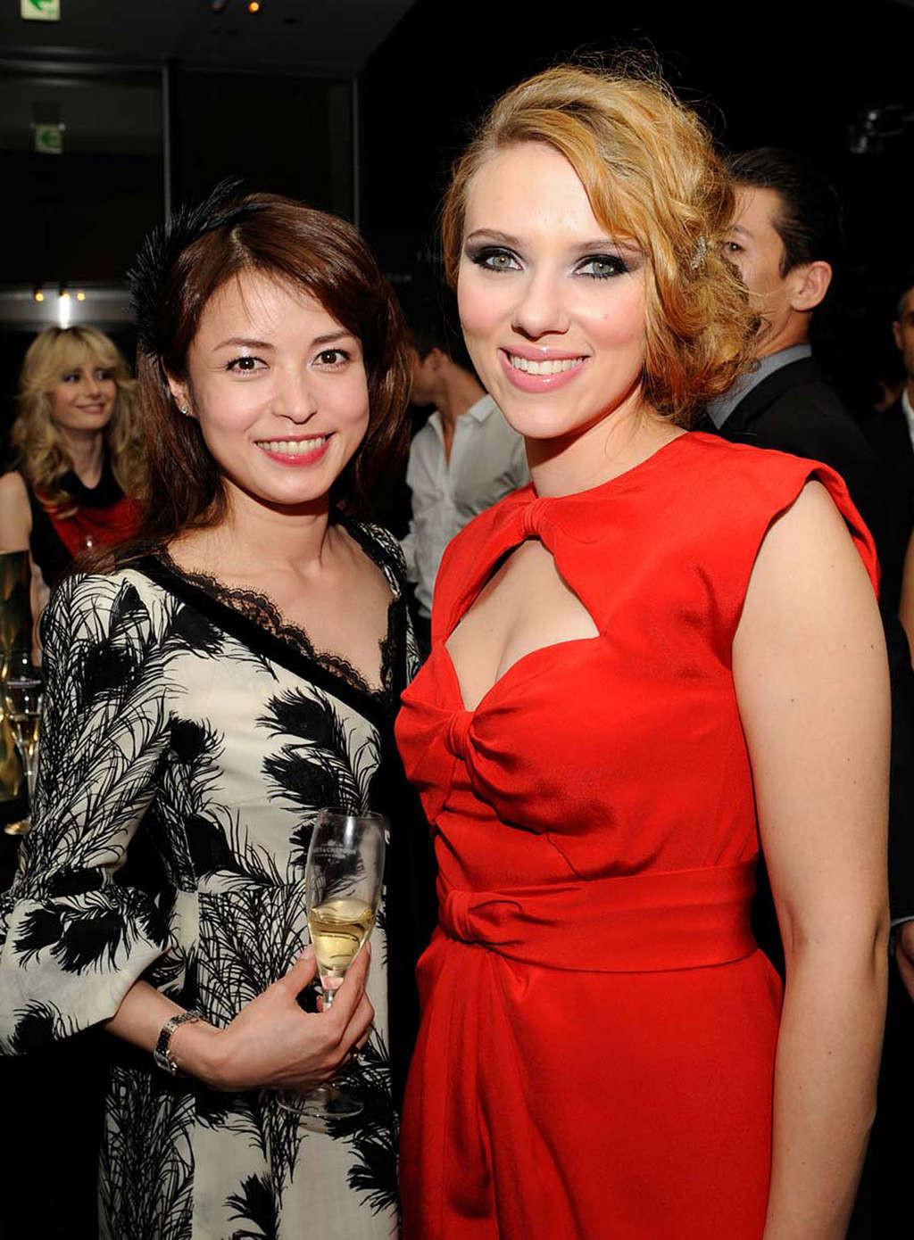 10P Scarlett Johansson cleavage