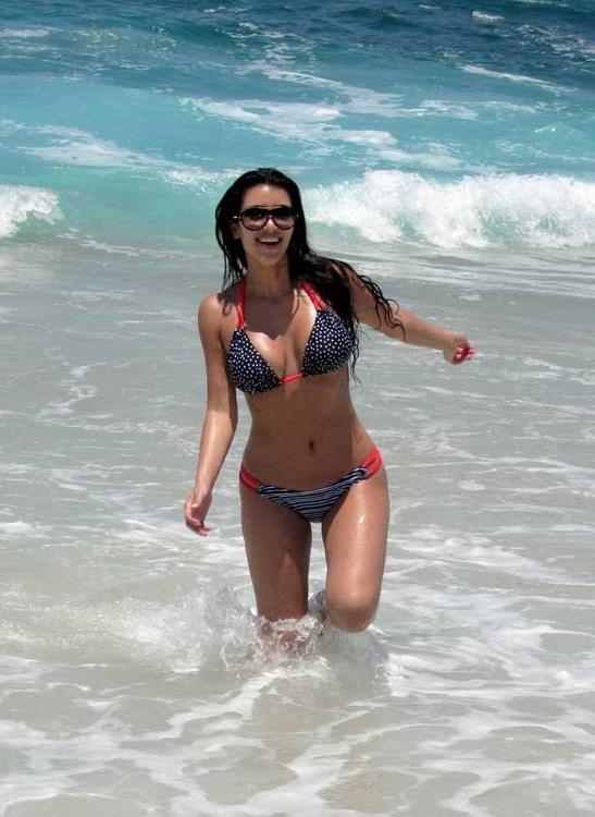 15P Kim Kardashian soft ass and flaunting cleavage