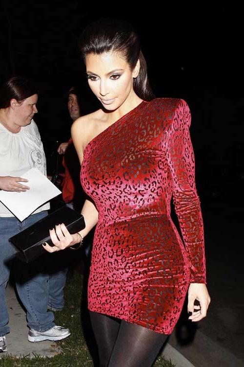 15P Kim Kardashian soft ass and flaunting cleavage