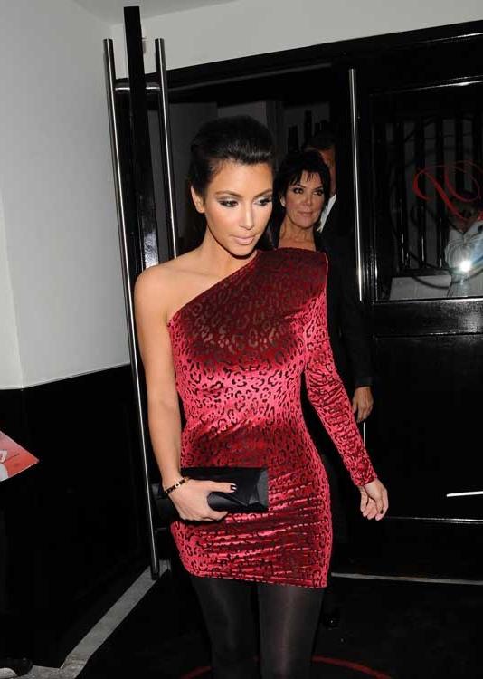 15P Kim Kardashian soft ass and flaunting cleavage