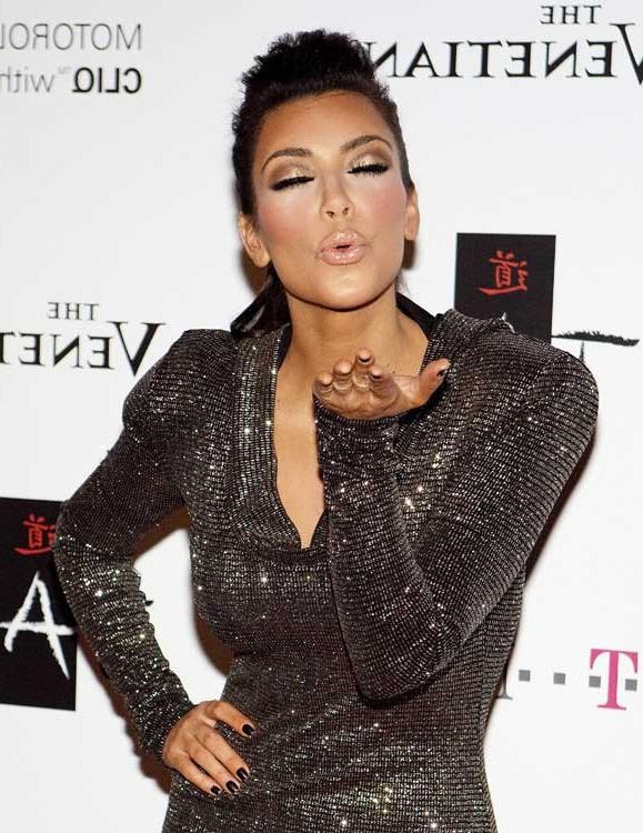 15P Kim Kardashian soft ass and flaunting cleavage