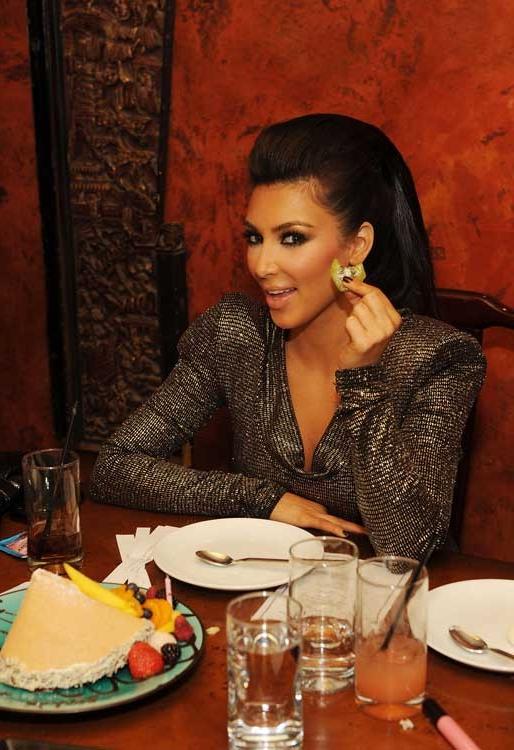15P Kim Kardashian soft ass and flaunting cleavage