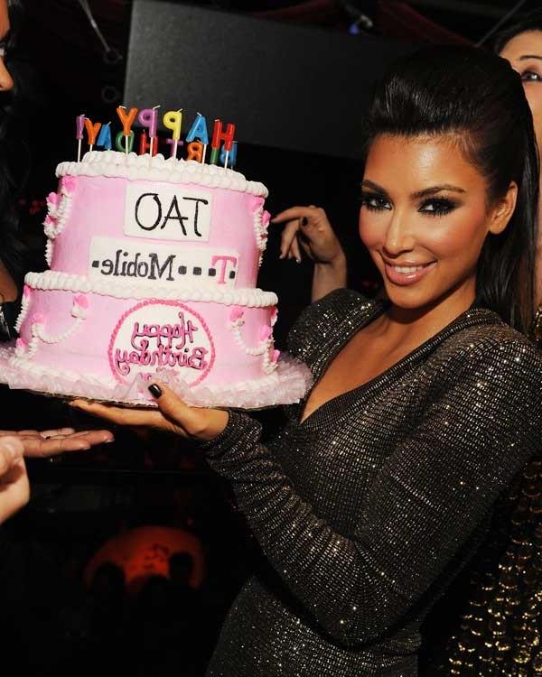 15P Kim Kardashian soft ass and flaunting cleavage