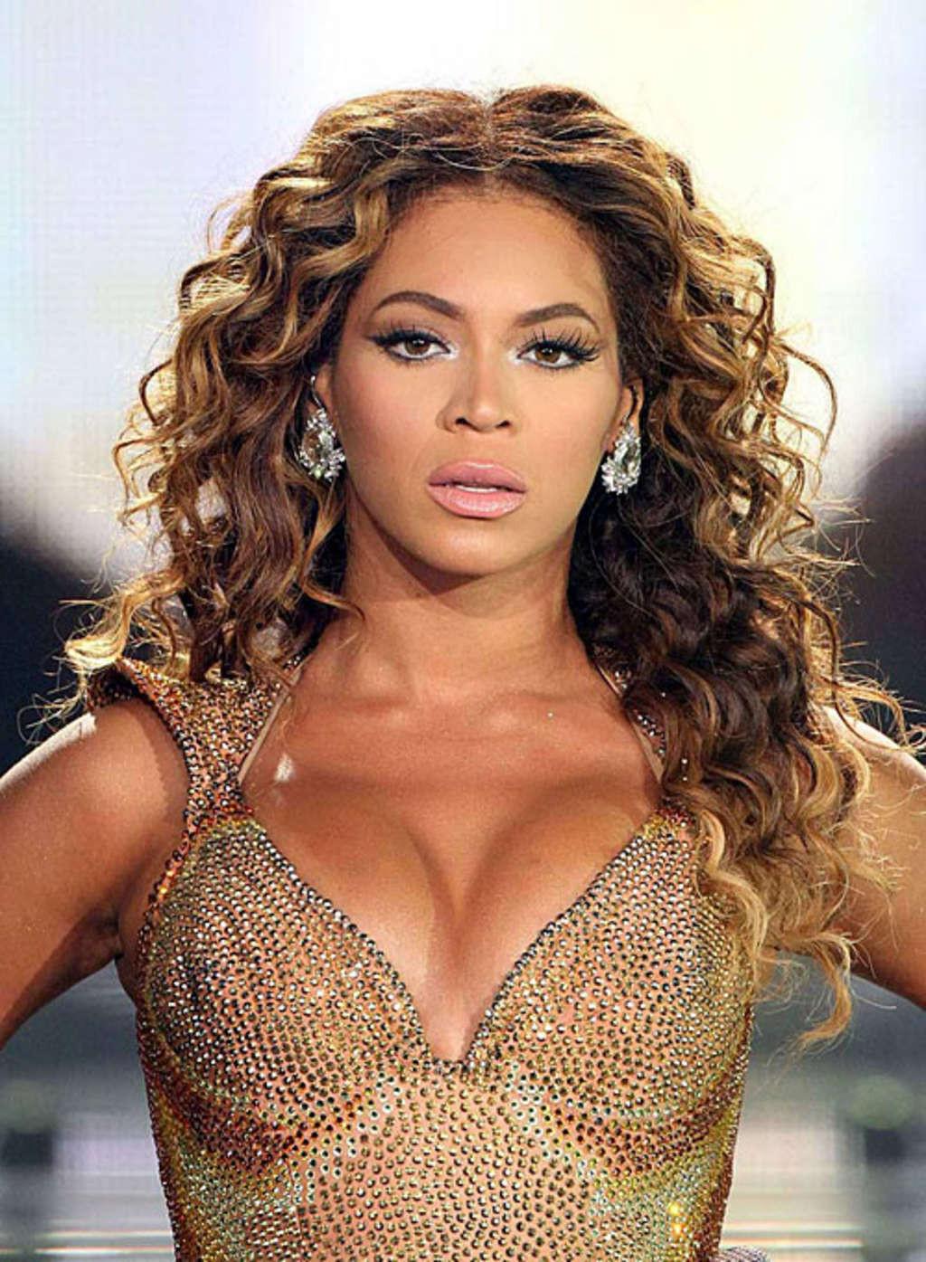 10P Beyonce Knowles cleavage