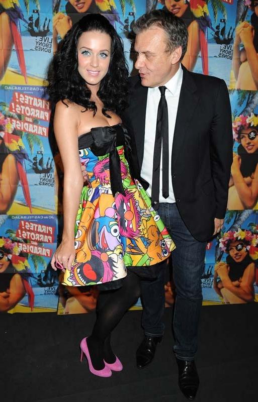 15P Katy Perry boob slipping out while performing