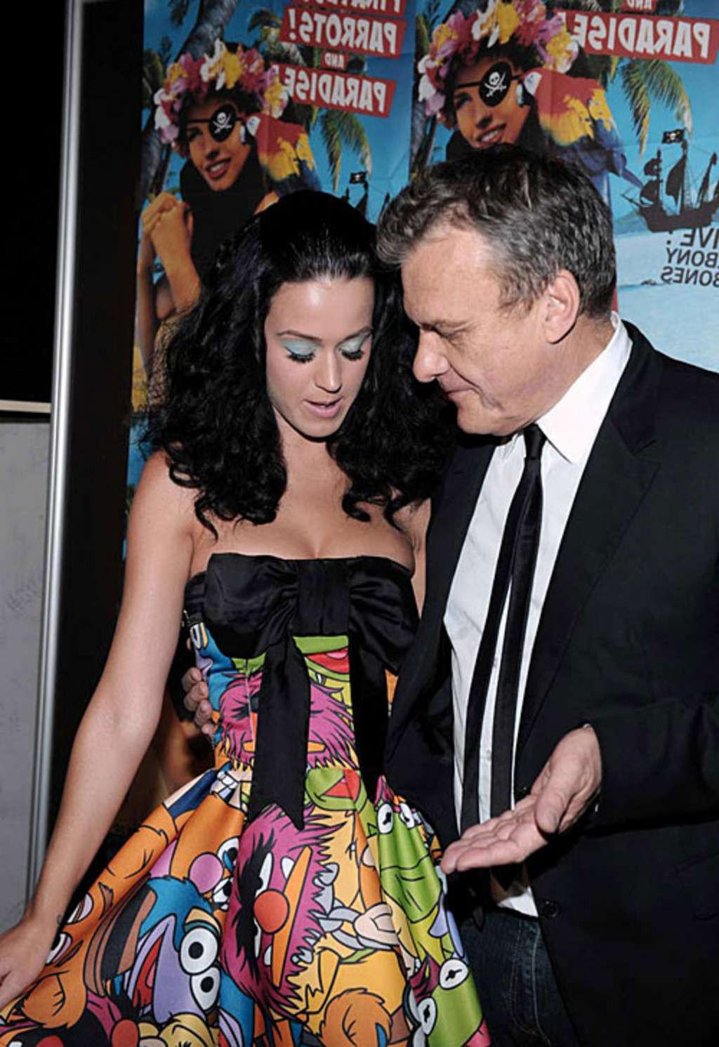 10P Katy Perry cleavage