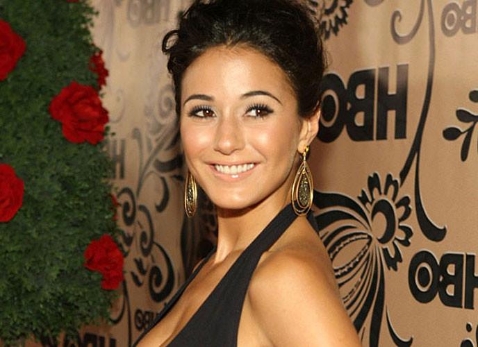 10P Emmanuelle Chriqui cleavage