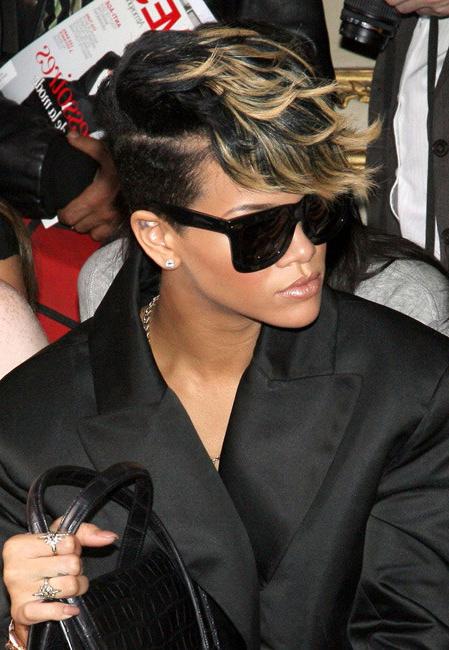 15P Rihanna upskirt plus boob cleavage in hot dress