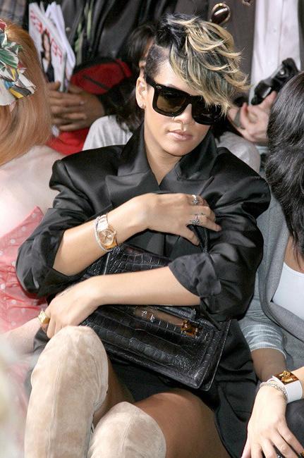 15P Rihanna upskirt plus boob cleavage in hot dress