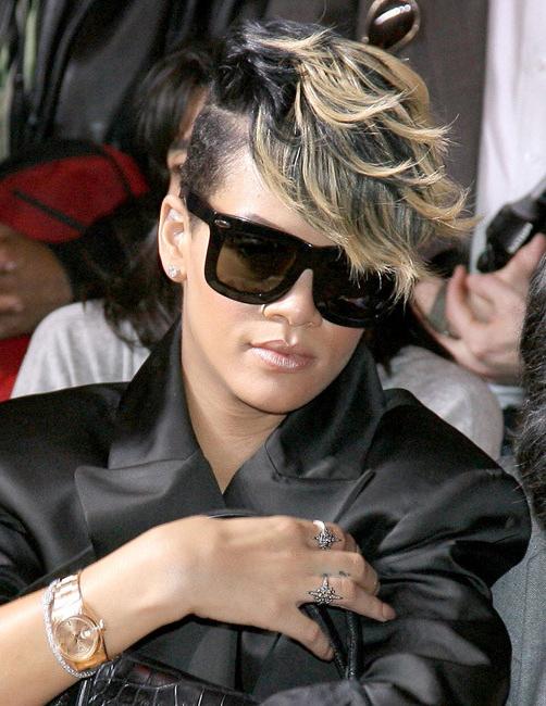 15P Rihanna upskirt plus boob cleavage in hot dress