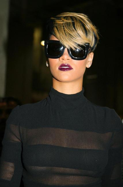 15P Rihanna upskirt plus boob cleavage in hot dress