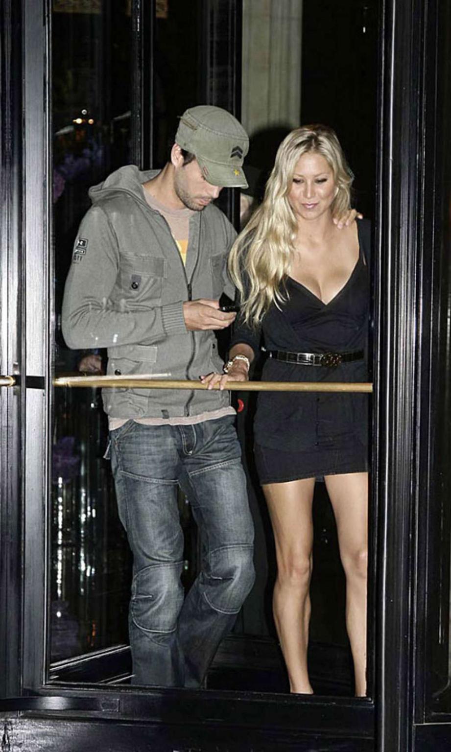 10P Anna Kournikova cleavage