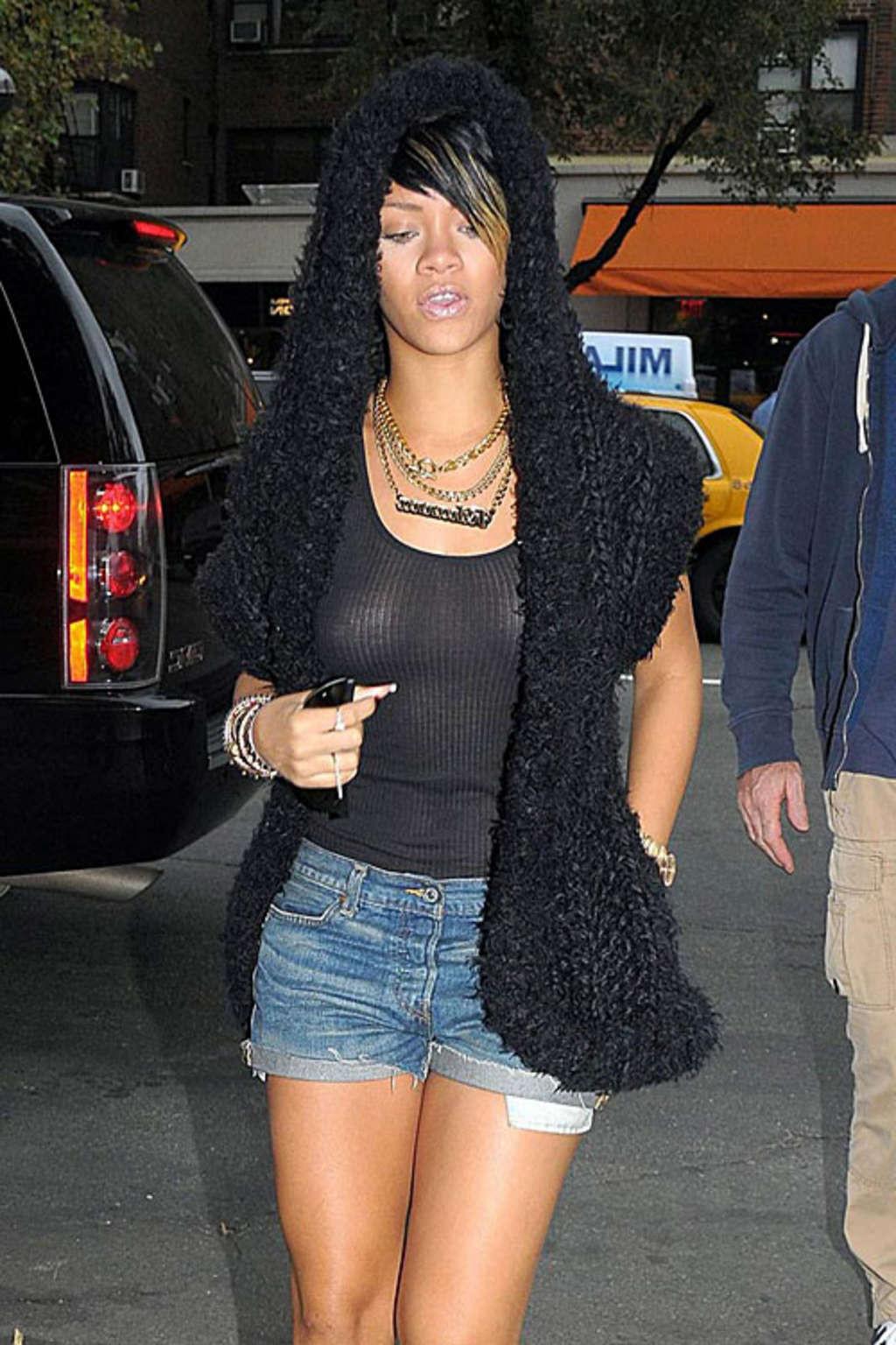 10P Rihanna nipple