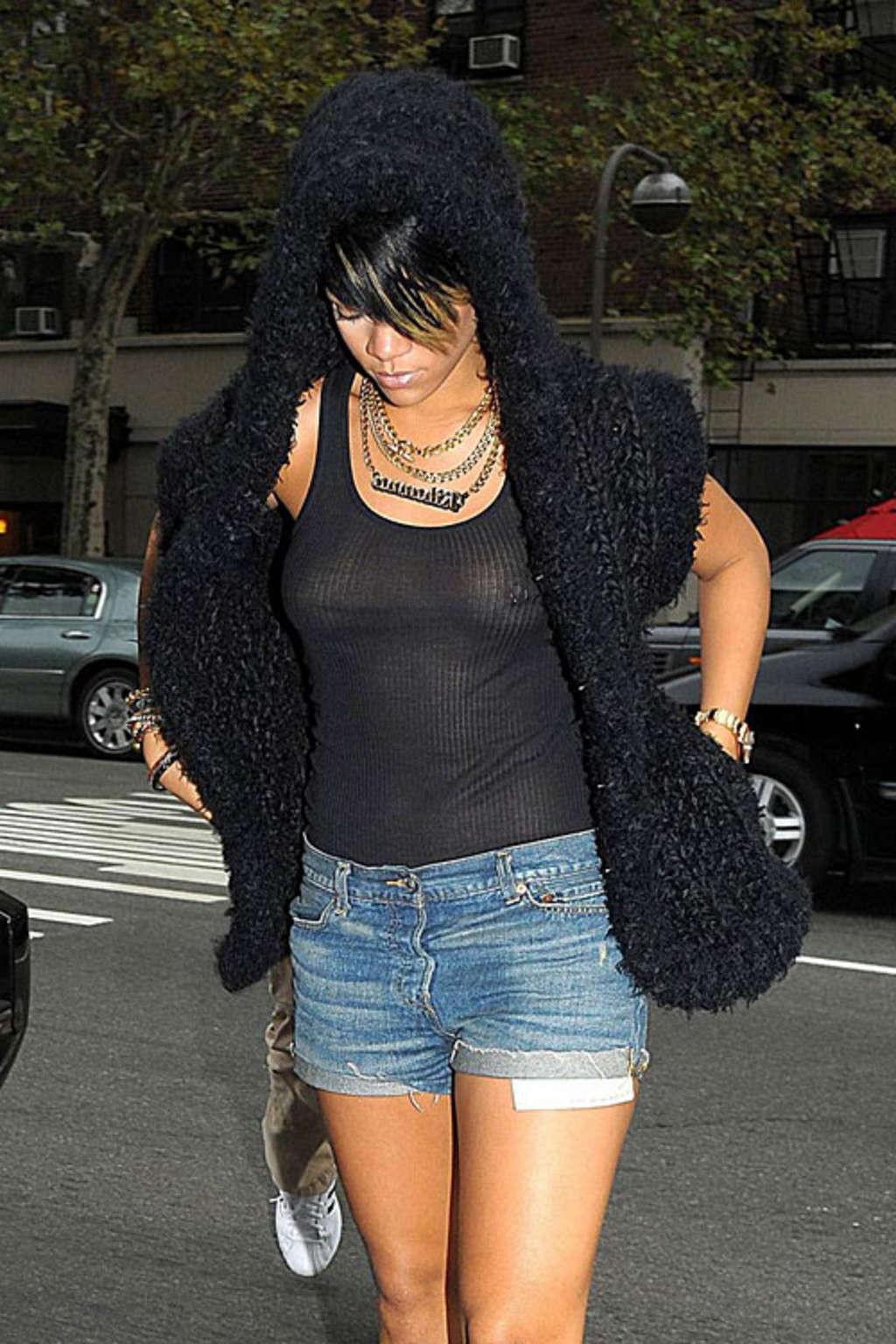 10P Rihanna nipple