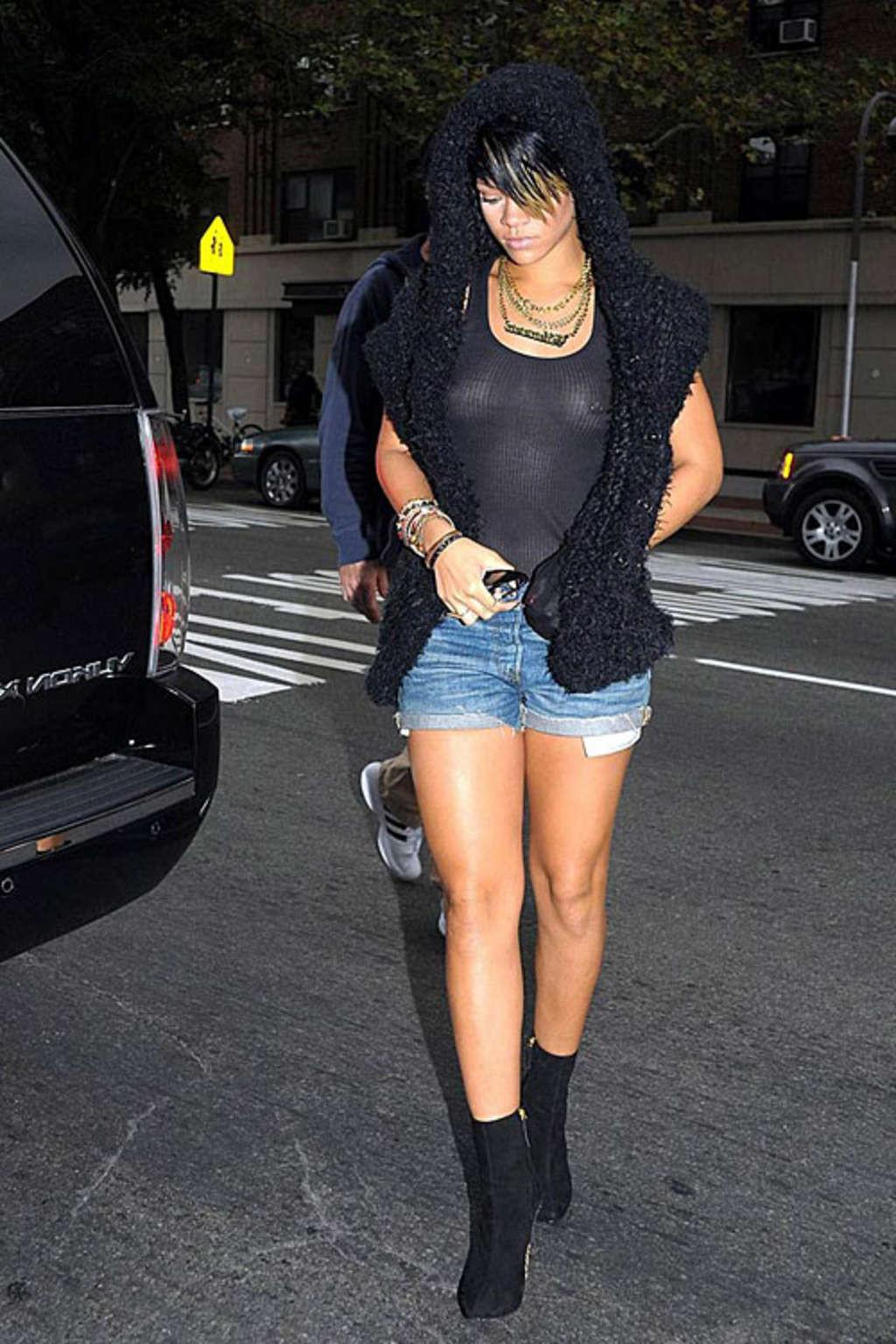 10P Rihanna nipple