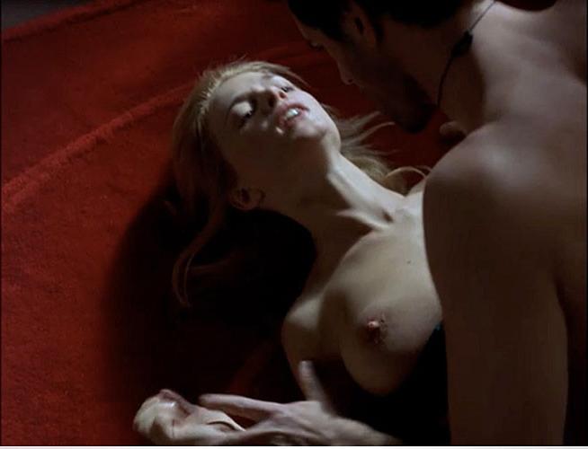 10P Heather Graham cleavage