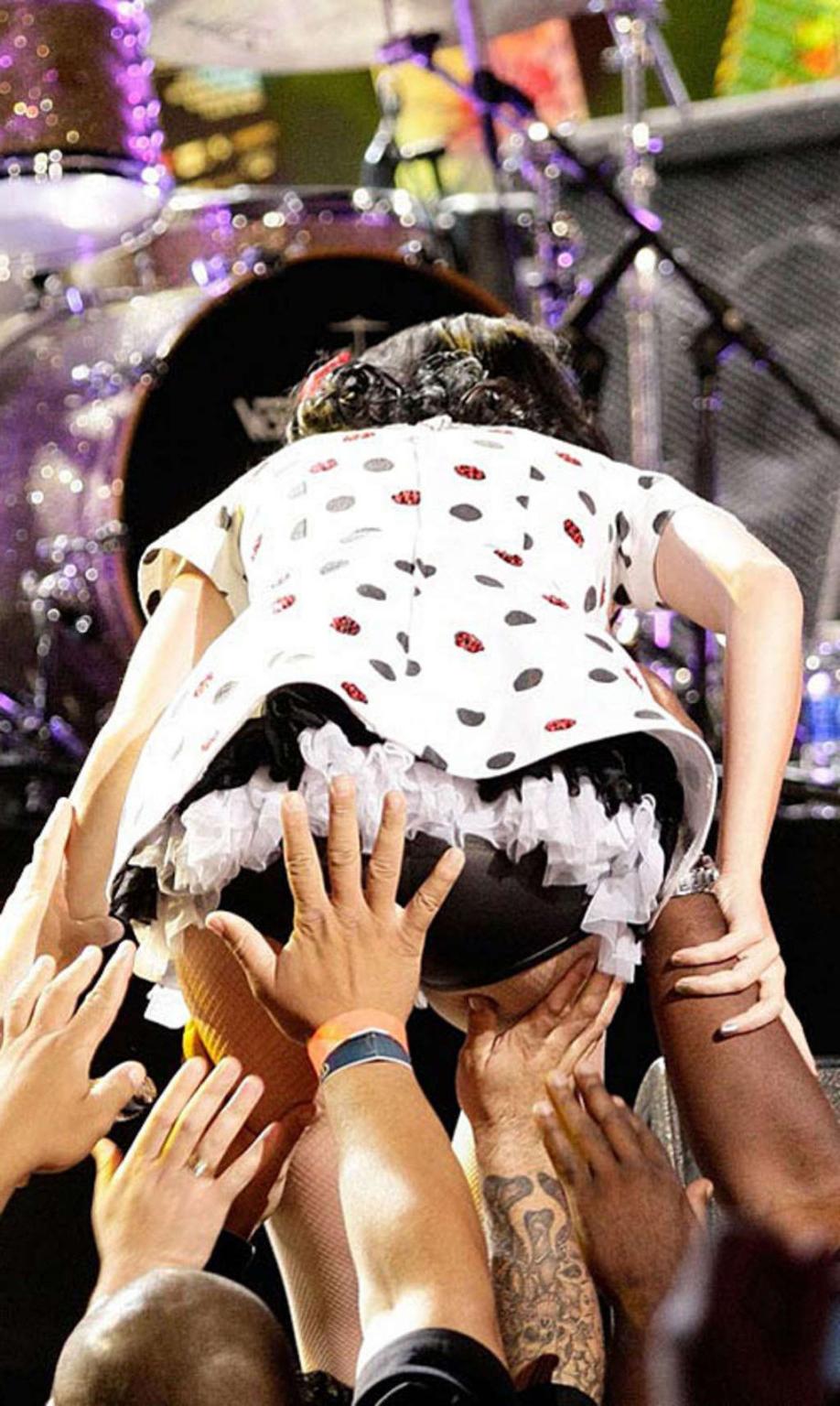 9P Katy Perry cleavage