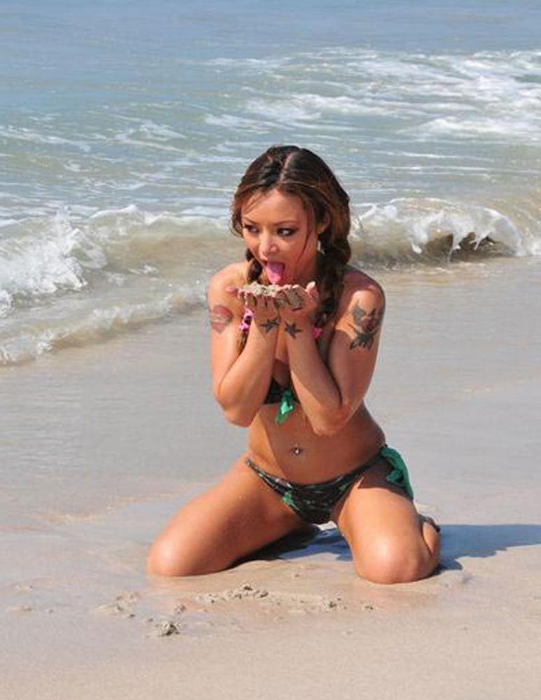 15P Tila Tequila-Sternchen zeigt ihre Titten