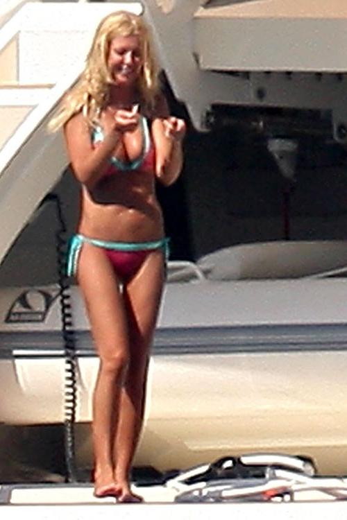 10P Tara Reid showing her ass in bikini and tits slip paparazzi pictures
