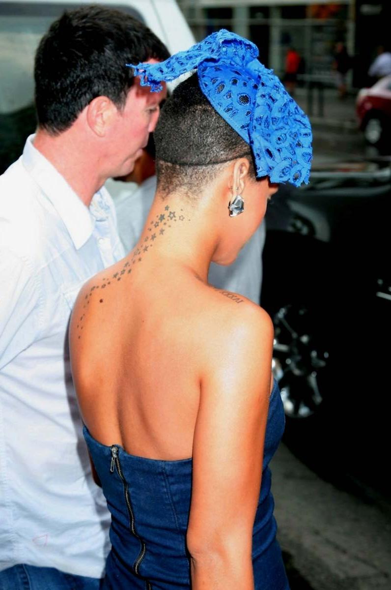 15P Rihanna showing nice cleavage in sexy blue dress