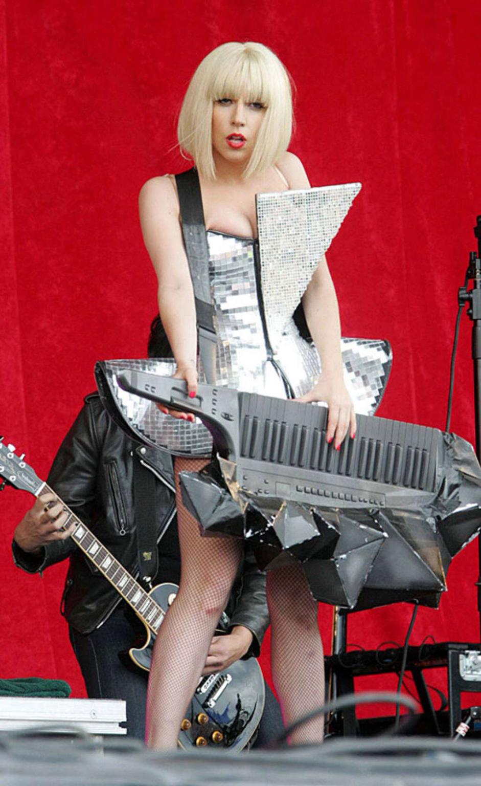 10P Lady Gaga showing her nice ass in thong on stage upskirt paparazzi pictures
