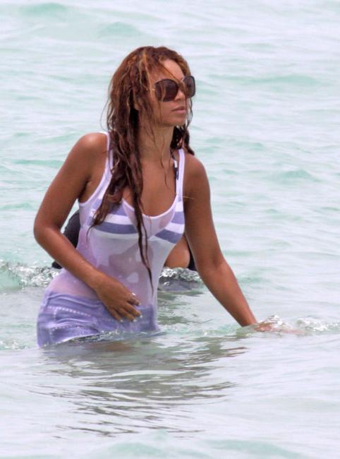15P Beyonce Knowles nice nipple slip at the Oscars
