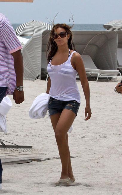 15P Beyonce Knowles nice nipple slip at the Oscars