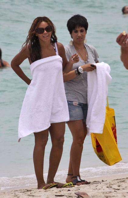 15P Beyonce Knowles nice nipple slip at the Oscars