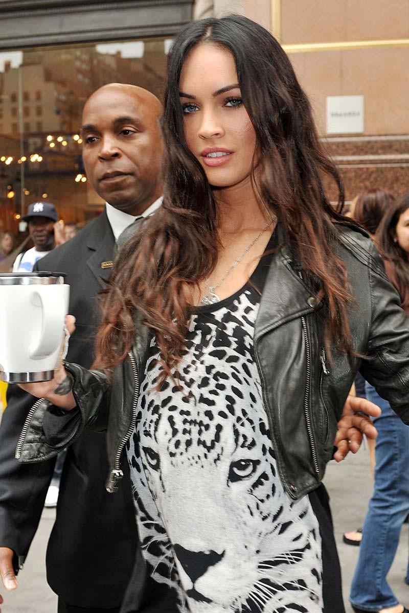 15P Megan Fox amazing body in sexy black underwear