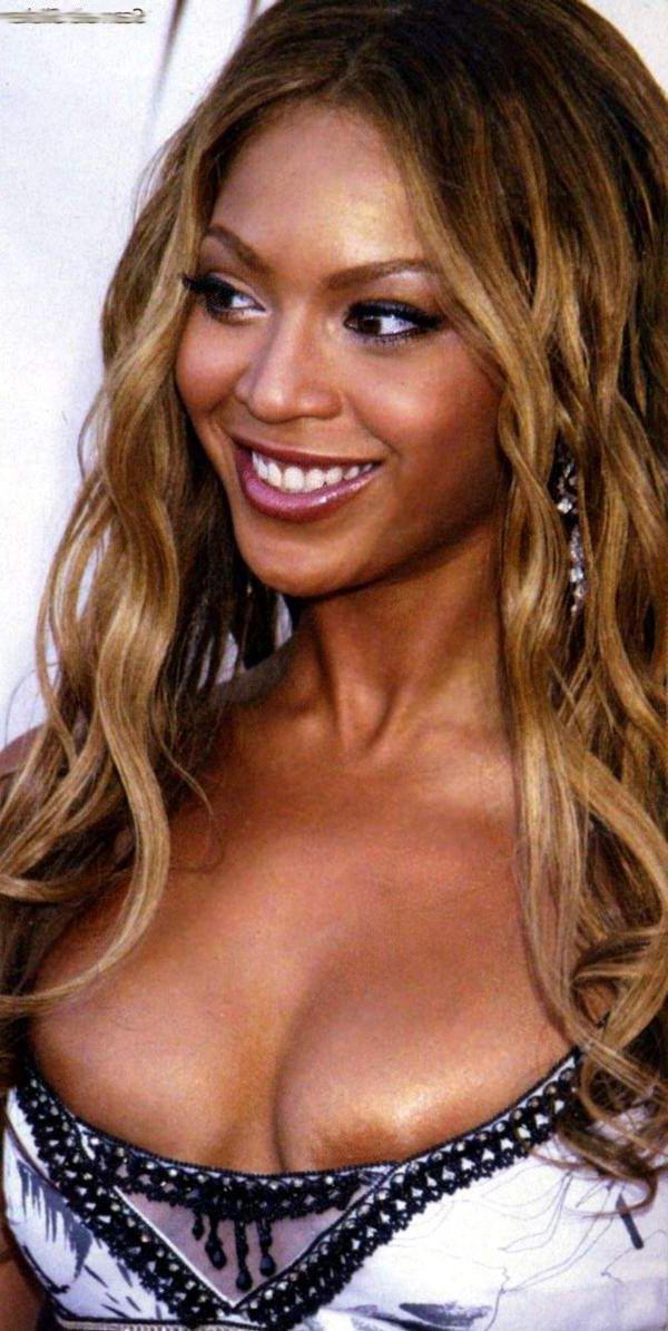15P Beyonce Knowles upskirt of pussy and nipple slip