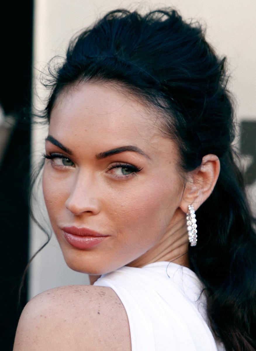 15P Megan Fox hottest cleavage and sexy lingerie pics