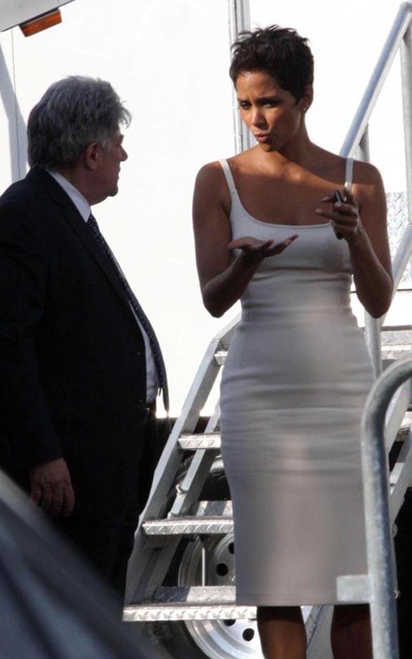 15P Halle Berry kissing a black and nice cleavage