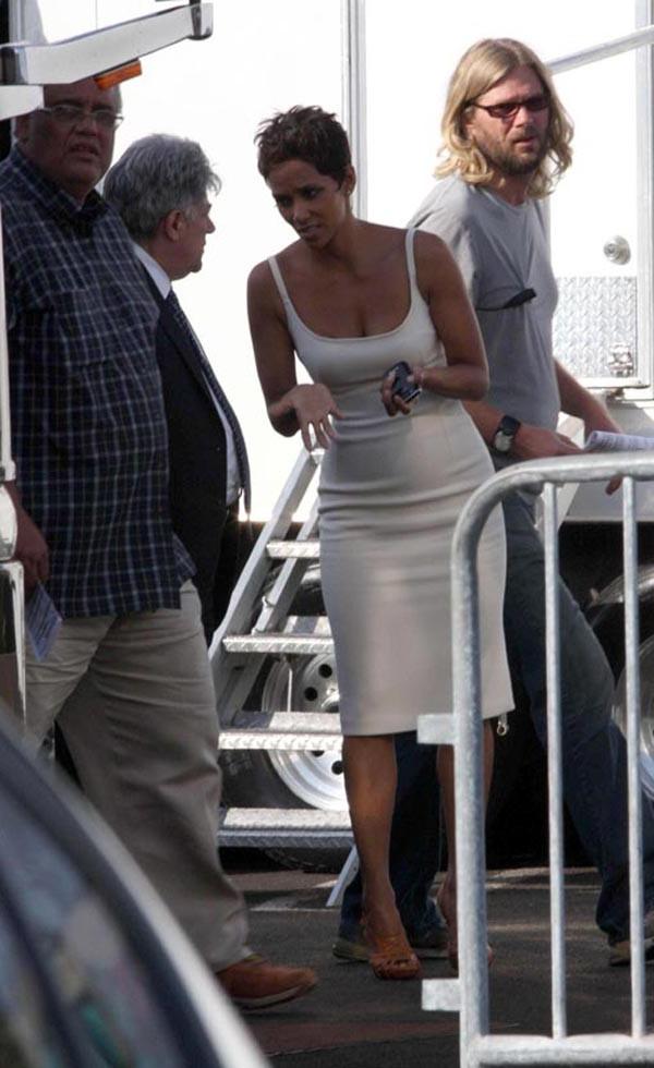 15P Halle Berry kissing a black and nice cleavage