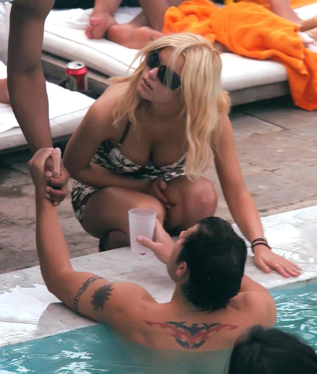 15P Jessica Simpson nipple slip and nice cleavage