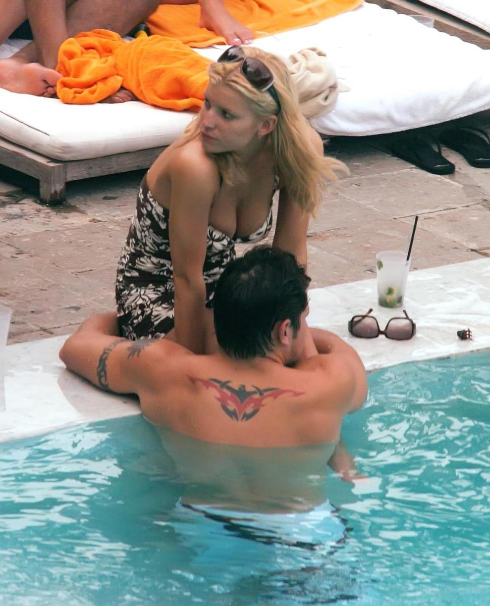 15P Jessica Simpson nipple slip and nice cleavage