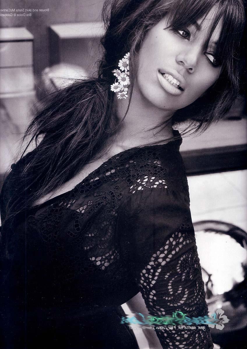 15P Leona Lewis showing big boobs in nice cleavage
