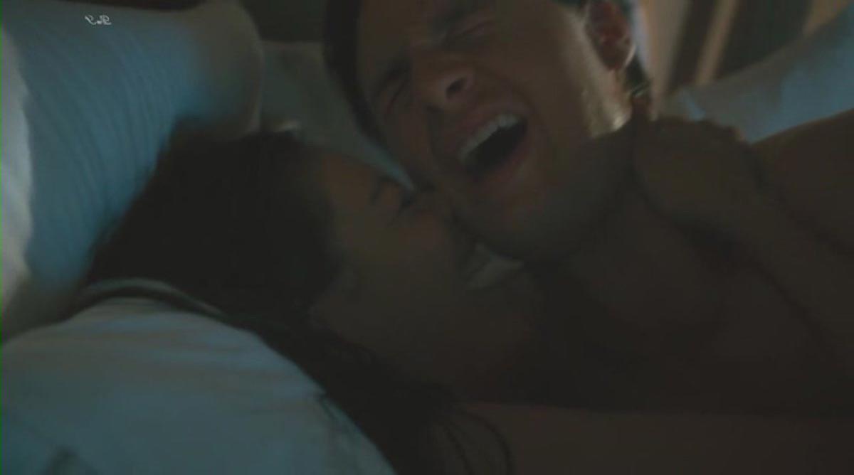 15P Mila Kunis naked boobs in sex scene in the bed