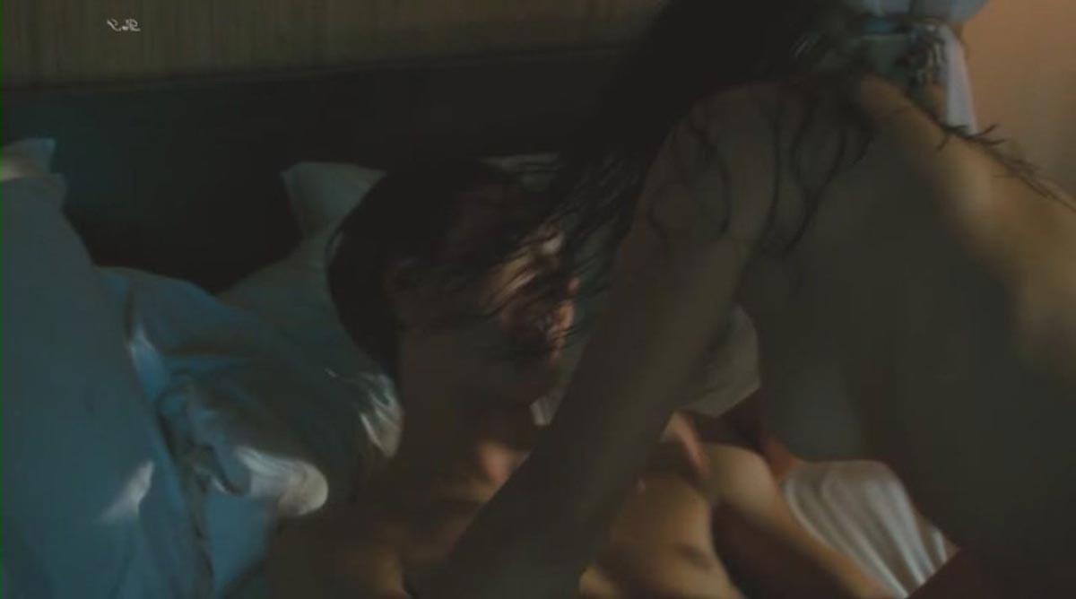 15P Mila Kunis naked boobs in sex scene in the bed