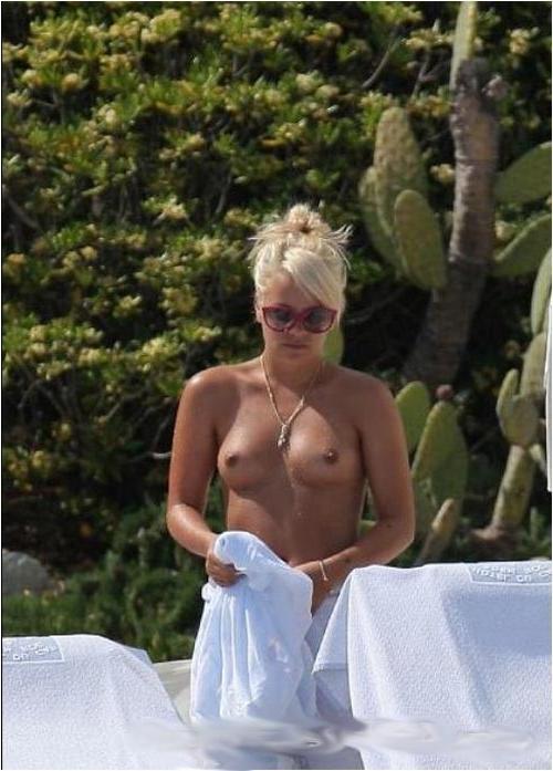 15P Lily Allen exposed topless on the beach
