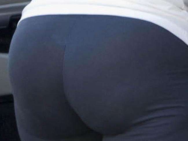12P Kim Kardashian shaved pussy and giving blowjob