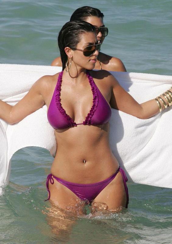 12P Kim Kardashian shaved pussy and giving blowjob
