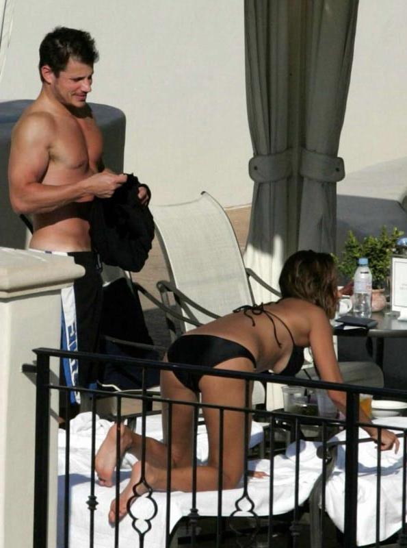 15P Vanessa Minnillo gorgeous ass and cleavage