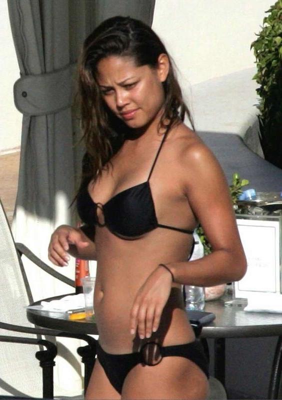 15P Vanessa Minnillo gorgeous ass and cleavage