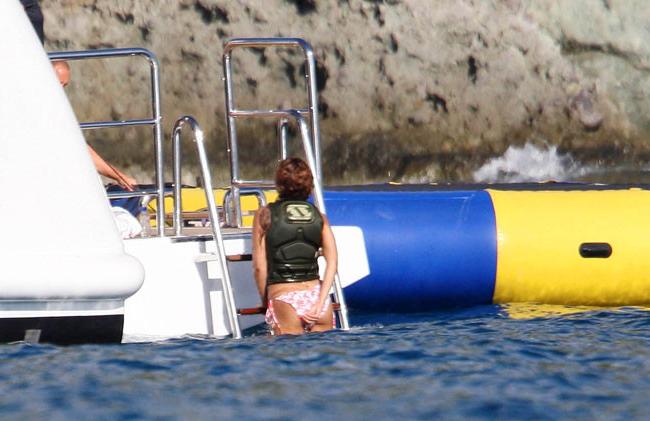 15P Beyonce Knowles and her nice cleavage and ass