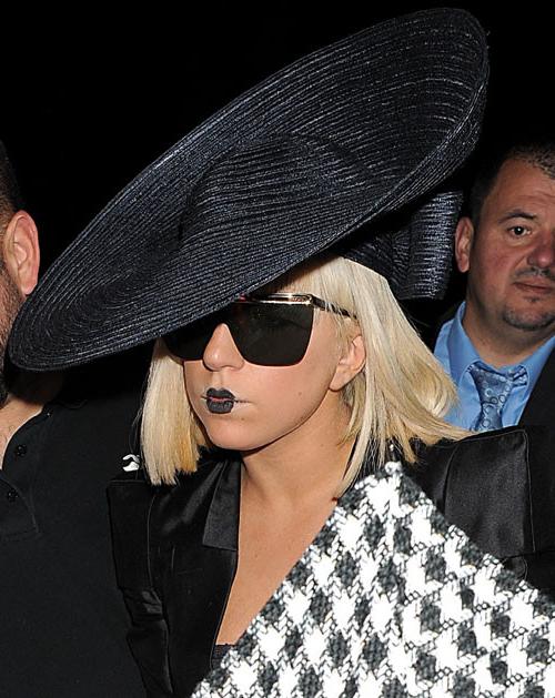 16P Lady Gaga showing her great ass and looking very sexy in fuck me boots and fishn